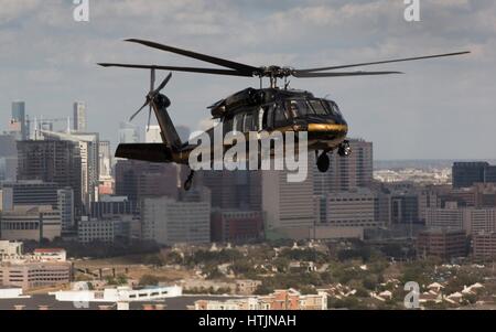 Ein U.S. Customs and Border Protection Sikorsky UH-60 Black Hawk Hubschrauber fliegt über das NRG-Stadion in Vorbereitung für Super Bowl LI 1. Februar 2017 in Houston, Texas.        (Foto von Glenn Fawcett /CBP über Planetpix) Stockfoto