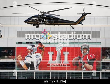 Ein U.S. Customs and Border Protection Sikorsky UH-60 Black Hawk Hubschrauber fliegt über das NRG-Stadion in Vorbereitung für Super Bowl LI 1. Februar 2017 in Houston, Texas.        (Foto von Glenn Fawcett /CBP über Planetpix) Stockfoto