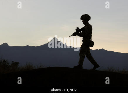 Sperrfrist, 0001 Montag März 13 zuvor bedingtes Foto datiert 03.08.17 Cpl Andrew Stevenson von der 2nd Battalion The Royal Regiment der Scotland(2SCOTS) mit Mount Kenya im Hintergrund bei LAB E Basis in Nanukye, wie diese Übung Askari Sturm in Archers Post in Nordkenia teilnehmen. Stockfoto