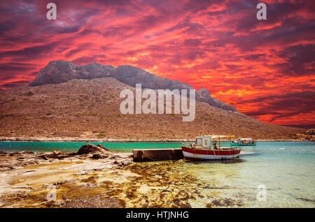 Stavros-Strand auf der Insel Kreta, Griechenland. Angelboot/Fischerboot bei Sonnenuntergang in Stavros Bucht. Stockfoto