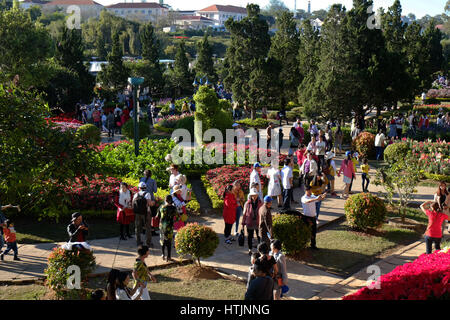 DA LAT, VIET NAM - JAN 1: Voll Szene in Dalat Blumenpark am Blumenfest im Frühling, Gruppe von Reisenden besuchen Naturgarten auf Urlaub, reine atmos Stockfoto