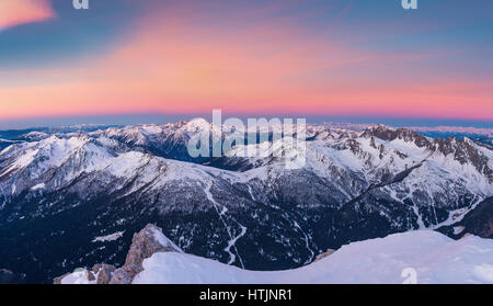 Blick auf die Lagorai-Gruppe und das Cima d'Asta-Massiv. Wintersaison bei Sonnenaufgang. Trentino, Italienische Alpen. Europa. Stockfoto