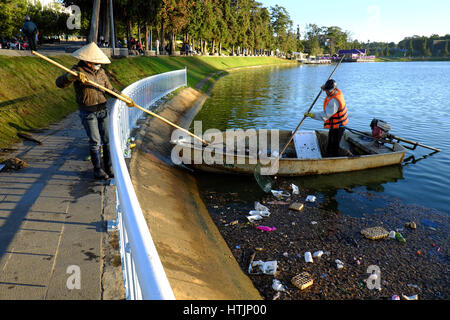 DA LAT, VIET NAM - DEC 30: Vietnamesische Hygiene Arbeiter arbeiten am Boot Fischen Müll aus der Szene der Xuan Huon, Wasser, Müll auf Wasserverschmutzung machen Stockfoto