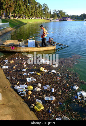 DA LAT, VIET NAM - DEC 30: Vietnamesische Hygiene Arbeiter arbeiten am Boot Fischen Müll aus der Szene der Xuan Huon, Wasser, Müll auf Wasserverschmutzung machen Stockfoto