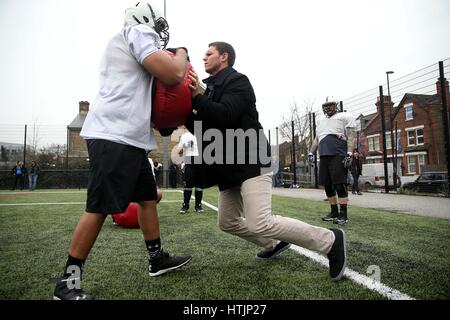 Jacksonville Jaguars Legende Tony Boselli überrascht London Krieger bei Selhurst Astro Turf in London, um der Jaguare Akademie zu feiern, wo er Trainer UK Spieler während eines dreitägigen Camp an der Brunel University vom 13.-15. Juli, um zurückkehren werden. PRESSEVERBAND Foto. Bild Datum: Sonntag, 12. März 2017. Bildnachweis sollte lauten: Steven Paston/PA Wire Stockfoto