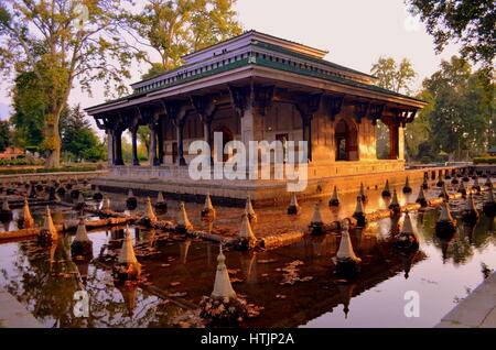 Die untergehende Sonne und das Spiel des Lichts in einer schönen Ecke der Shalimar Gärten in Srinagar. Stockfoto