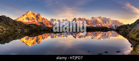 Sonnenuntergang am Lacs des Cheserys in Chamonix. Das Wasser war also immer noch, dass es wie ein Spiegel. Stockfoto