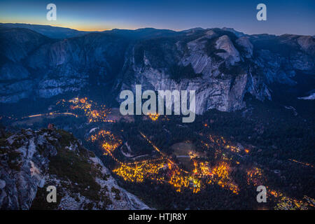 Panorama Luftbilder der Vogelperspektive des berühmten Yosemite Valley beleuchtet in schönen Beitrag Sonnenuntergang Dämmerung während der blauen Stunde in der Abenddämmerung, Kalifornien, USA Stockfoto