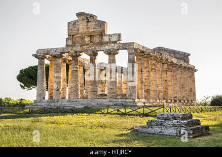 Antike Tempel am berühmten Paestum archäologische UNESCO World Heritage Site enthält einige der am besten erhaltenen antiken griechischen Tempeln, Italien Stockfoto