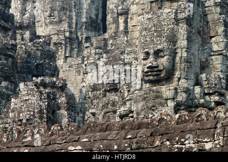 Die kultigen lächelnden Gesichter der Bayon-Tempel in Angkor Thom, der ehemaligen Hauptstadt des Khmer-Reiches außerhalb Moderntag Siem Reap, Kambodscha. Stockfoto