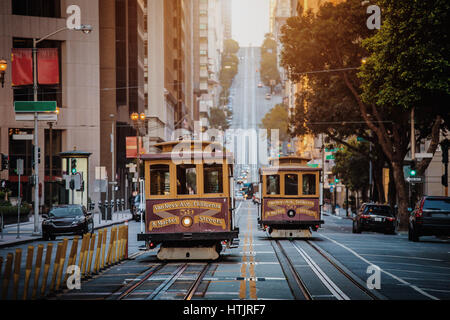 Klassische Ansicht des historischen traditionellen Cable Cars fahren in der berühmten California Street im frühen Morgenlicht bei Sonnenaufgang, San Francisco, Kalifornien, USA