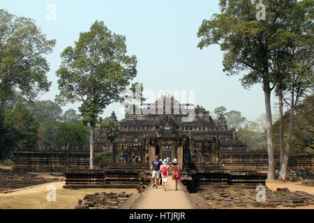 Touristen gehen in Richtung der Baphuon Tempel in Angkor Thom, der ehemaligen Hauptstadt des Khmer-Reiches außerhalb Moderntag Siem Reap, Kambodscha. Stockfoto