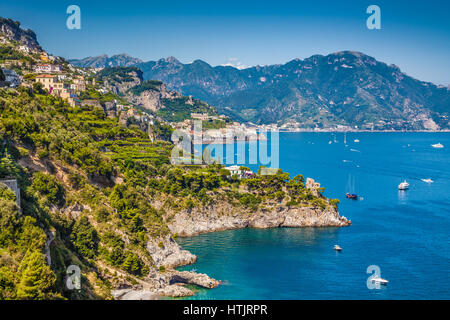 Malerischen Postkarten-Blick auf berühmte Amalfi-Küste mit schönen Golf von Salerno, Kampanien, Italien Stockfoto