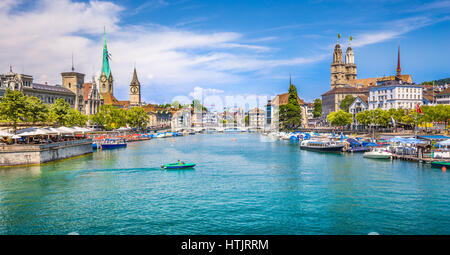 Panorama der historischen Stadt Zürich mit berühmten Fraumünster, Grossmünster und St. Peter und Fluss Limmat am Zürichsee an einem sonnigen Tag Stockfoto