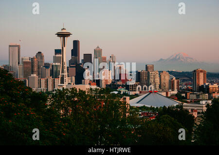 Klassische Ansicht der Skyline von Seattle im schönen goldenen Abendlicht bei Sonnenuntergang mit Retro-Vintage-Stil Pastell getönten Filterwirkung, Washington State, USA Stockfoto