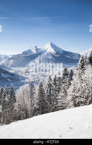 Vertikale Ansicht der schönen Winterlandschaft Wunderland mit der historischen Stadt Berchtesgaden und Watzmann Aussichtsberg in den Alpen, Bayern, Deutschland Stockfoto