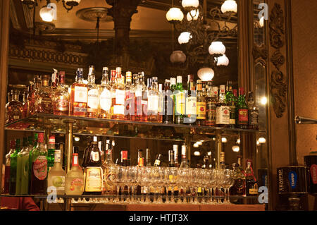 Pamplona: das Interieur des Café Iruña, eine spanische Bar und Restaurant gegründet 1888 in der Plaza del Castillo, der Burgplatz in der Altstadt Stockfoto