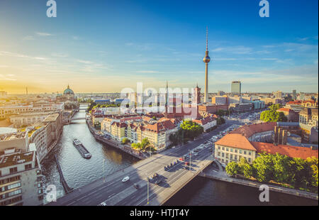 Luftaufnahme der Berliner Skyline mit berühmten Fernsehturm und Spree entlang im schönen Abendlicht bei Sonnenuntergang mit Retro-Vintage-Stil-Filter-Effekt Stockfoto