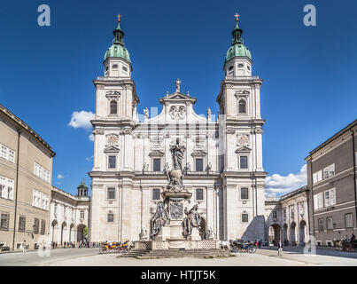 Panorama der historischen Salzburger Dom mit berühmten Maria Immaculata (unbefleckten Maria) Spalte am Domplatz, Salzburg, Österreich Stockfoto
