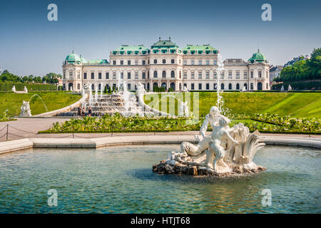 Schöne Aussicht auf das berühmte Schloss Belvedere, erbaut von Johann Lukas von Hildebrandt als Sommerresidenz für Prinz Eugene des Wirsings, in Wien, Österreich Stockfoto