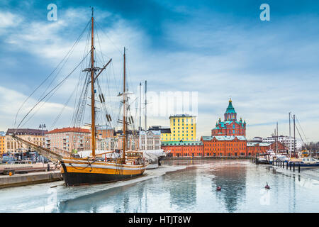 Schöne Aussicht auf die alte Stadt von Helsinki mit berühmten Uspenski östliche orthodoxe Kathedrale und alten Hafen im Stadtteil von Helsinki Katajanokka Stockfoto