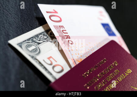 Britischer Pass und Währung - Banknoten, Reisen Stockfoto