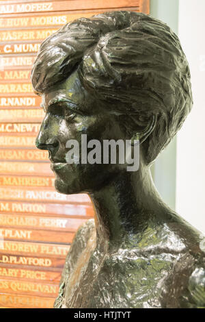 Nigel Boonhams Prinzessin Diana Skulptur im Foyer des Nationales Krankenhaus für Neurologie am Queen Square, London, UK WC1N Stockfoto