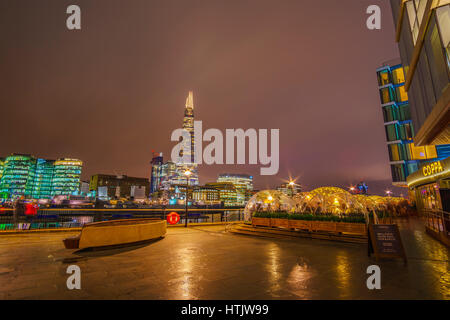 Straßen von London und das Nachtleben im Winter neben Thames River. London, Vereinigtes Königreich. Stockfoto