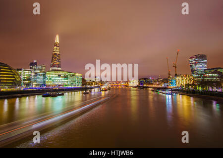 Thames River bei Nacht, Blick von der berühmten Tower Bridge in London, Vereinigtes Königreich. Stockfoto