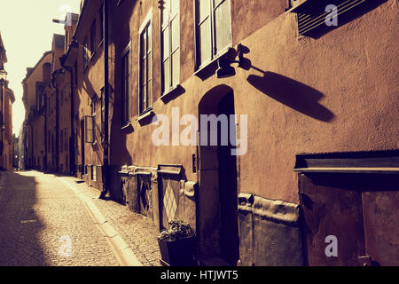 Atmosphärische schmalen gepflasterten Straße in Gamla Stan, Stockholm der alten Stadt, Schweden, Scandinavia Stockfoto