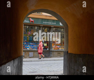 Frau zu Fuß ging einen Souvenir-Shop in Gamla Stan, Stockholm der alten Stadt, Schweden, Scandinavia Stockfoto