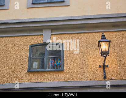 Skandinavische Flaggen in Fenster und altmodische Straßenlaterne, Stockholm, Schweden, Skandinavien Stockfoto