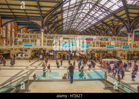 Liverpool Street Station an der Hauptverkehrszeit in der früh zeigen viele Menschen bewegen rund um London, Vereinigtes Königreich. Stockfoto