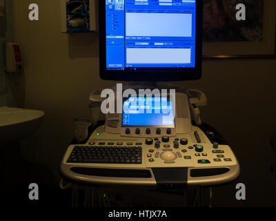 Ein ECG-Electrocariograph-Maschine in einem Krankenhaus Stockfoto