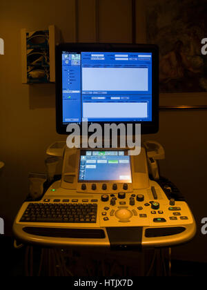 Ein ECG-Electrocariograph-Maschine in einem Krankenhaus Stockfoto