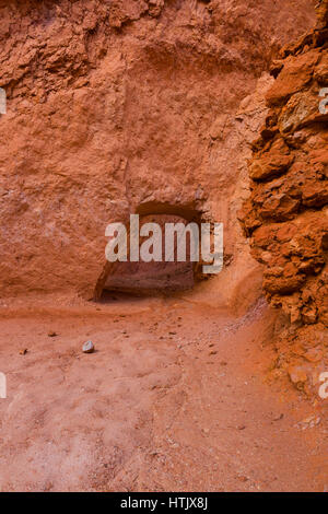 Eröffnung in Felsformation für Trail, Bryce-Canyon-Nationalpark, UT, USA Stockfoto