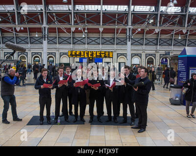 Eine walisische Männerchor an der Paddington Station am St. Davids Tag Stockfoto