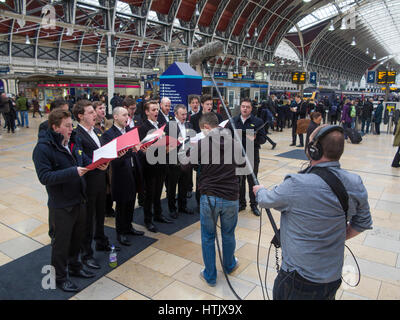 Eine walisische Männerchor an der Paddington Station am St. Davids Tag Stockfoto