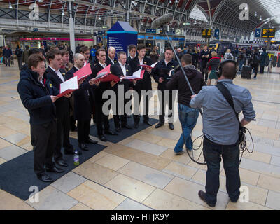 Eine walisische Männerchor an der Paddington Station am St. Davids Tag Stockfoto