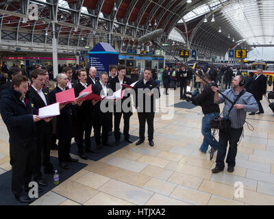 Eine walisische Männerchor an der Paddington Station am St. Davids Tag Stockfoto