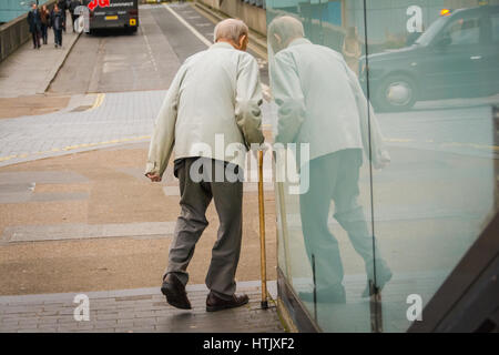 Alter Mann mit einem Spazierstock am South Bank, London, Waterloo, SE1, England, UK Stockfoto