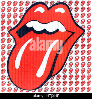 LSD Blotter mit den Rolling Stones Zunge und Lippen Logo von Jon Pasche. Löschpapier bestehen des Absorptionsmittels Löschpapier perforiert in kleine Abschnitte, die, wenn Sie getrennt werden die Einzeldosen. Das saugfähige Papier ist eingetaucht in eine gemessene Menge von LSD oder andere psychedelischen Drogen in flüssiger Form wie 2CBCB-NBOMe und die Registerkarten dann in versiegelten Tüten mit Angabe ihrer individuellen Stärke verkauft. Die Blotter Kunst oft verfügt über erkennbar und farbenfrohen Designs und Sammlerstücke aus eigenem Recht geworden. Stockfoto