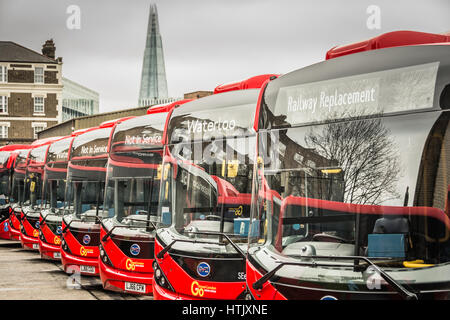 BYD elektrische Busse für den Einsatz auf TfL Dienstleistungen 507 und 521 an der Forschergruppen Waterloo Bus Depot, London, UK Stockfoto