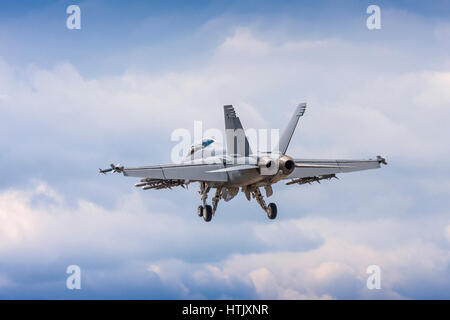 Boeing F/A-18 Hornet im Finale landen am 25. Juli 2010 in Farnborough, Hampshire, UK Stockfoto