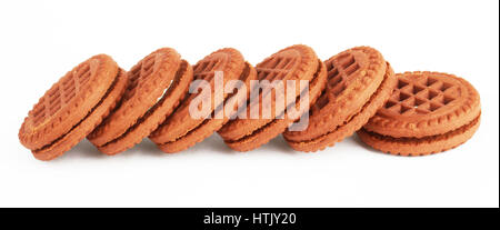 Stapel von Schokolade Creme Oreo Cookies über weiß. Stockfoto