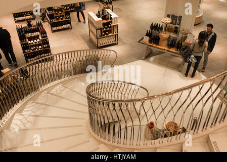Innenräume von Fortnum & Mason mit Kunden browising die Weinkollektion. Fortnum & Mason ist eine gehobene Kaufhaus bekannt für Tee und Wein Stockfoto
