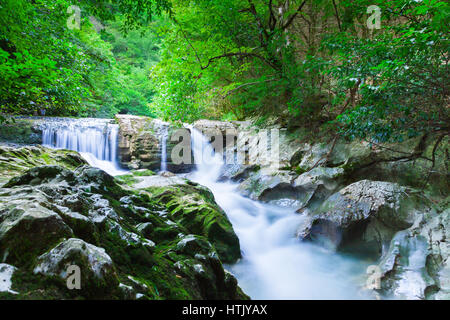 Wasserfall auf einem Bergfluss im Kaukasus Stockfoto