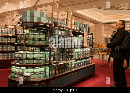 Innenräume von Fortnum & Mason mit Kunden browising die Tee-Anzeige. Fortnum & Mason ist eine gehobene Kaufhaus bekannt für Tee und Wein in P Stockfoto