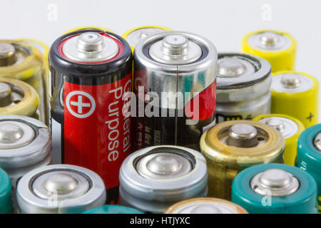 AA alkaline-Batterien mit selektiven Fokus auf zwei rote schwarze hervorstehende Batterien Stockfoto