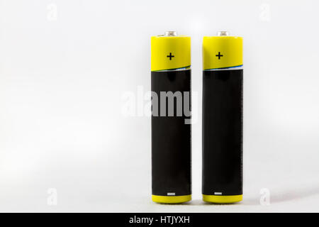 Zwei stehende gelb schwarz AAA alkaline Batterien isoliert auf weißem Hintergrund mit Textfreiraum Stockfoto